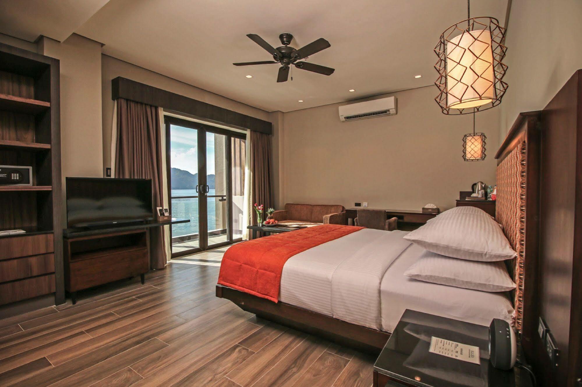 Two Seasons Bayside Hotel Coron