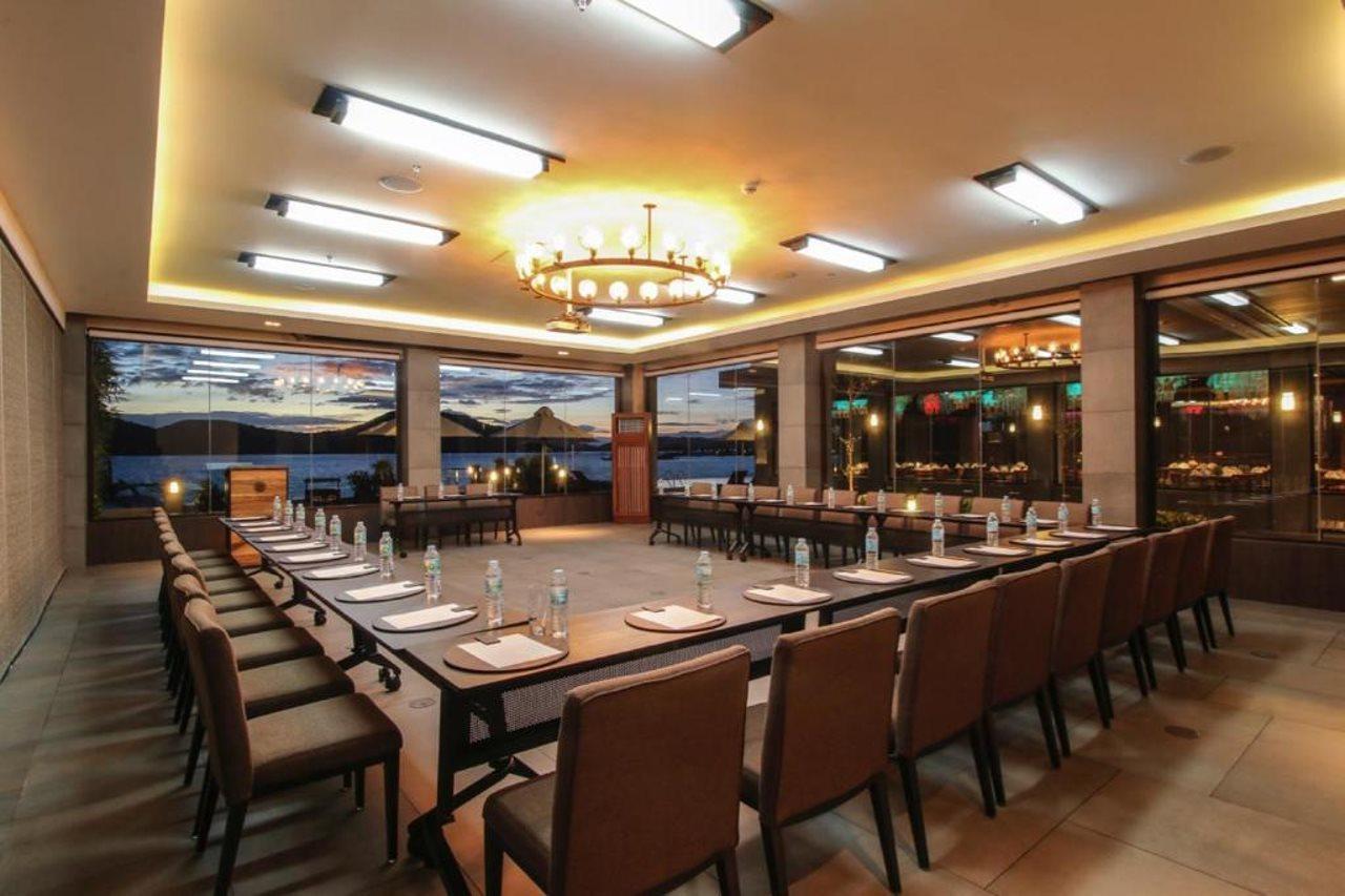 Two Seasons Bayside Hotel